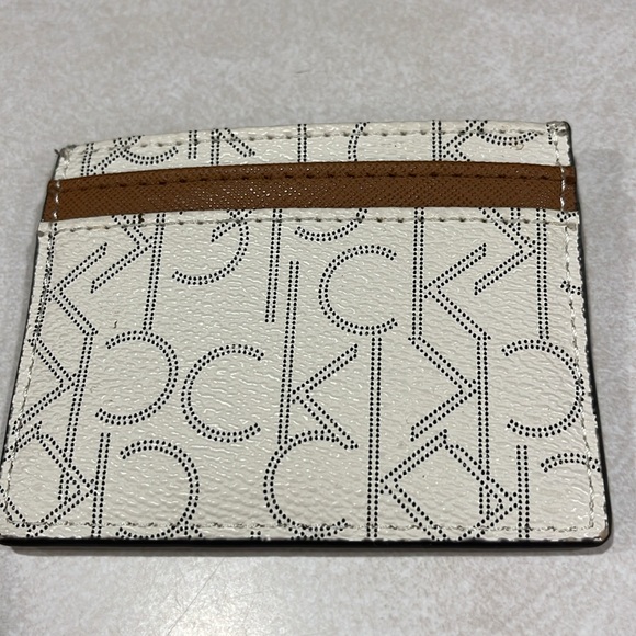 Calvin Klein - Picture 3 of 5